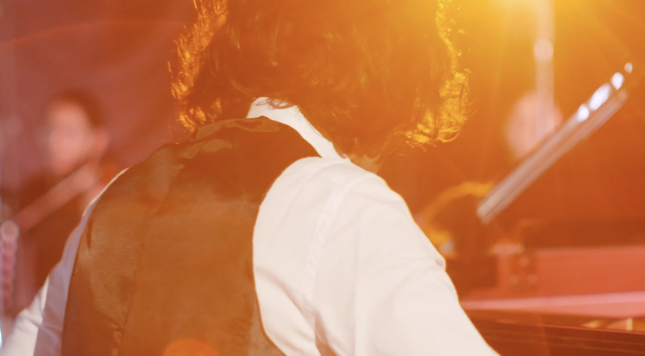 Still picture from "Hoy" video clip